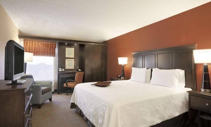 Bedford Park Apartment | King Room Near Wintrust Sports Complex CHI