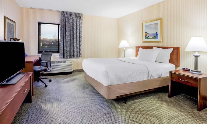 La Crosse Hotel | King Room Non-Smoking