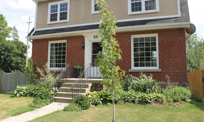 Dundas House | King's Court Rental Home: Your home away from home close to McMaster University