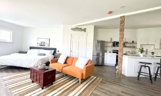 Topsham Apartment | King size Bed Big Smile Big Sunshine 1st FL Washer&Dryer