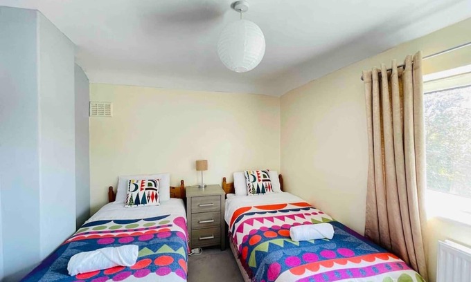 St Ives House | King size bed Fast Wi Fi, Garden space, parking,n