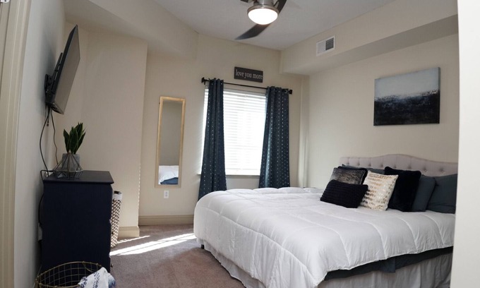 SouthPark Apartment | King Size Bed
