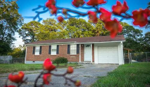 Church Street House | King Size Comfort and Space with Big Backyard Near Airport