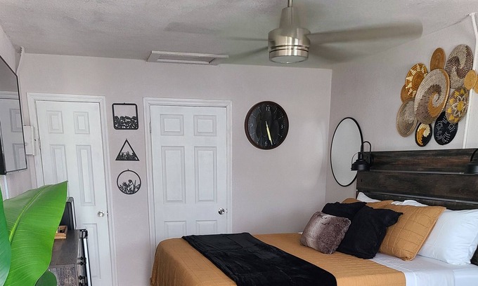 Bryant House | King Size Studio - Comfy Clean and by Lake Okeechobee