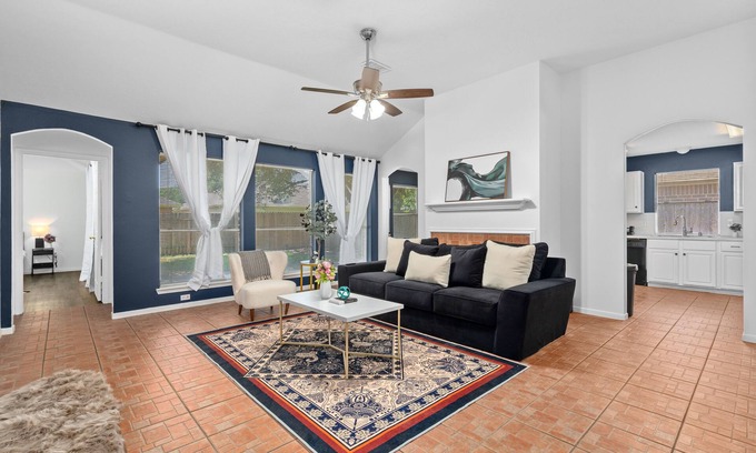 Cypress Apartment | King sized bed Driveaway parking Private Backyardn