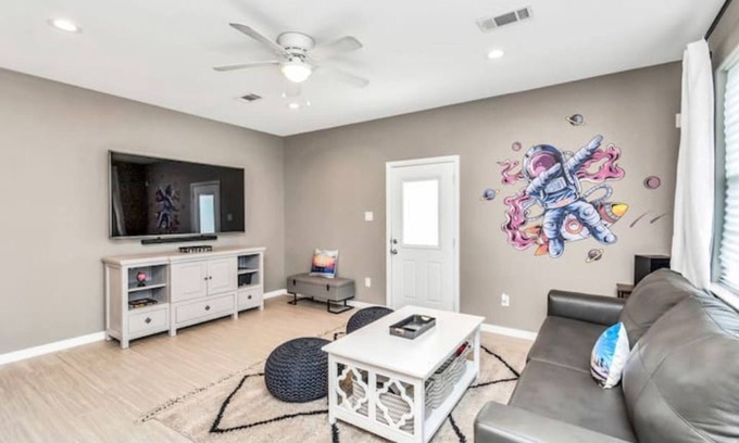 Northside House | King-sized master suite and 6 minutes away from Minute Maid Park & Toyota Center