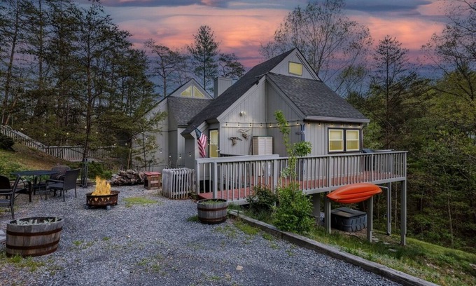 Lake Laura Ski Chalet | King St. Chalet Hot Tub Sauna Lake Access!
