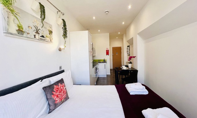 Barbican Apartment | King Studio Apartment in the City Centre with private En-Suite shower room