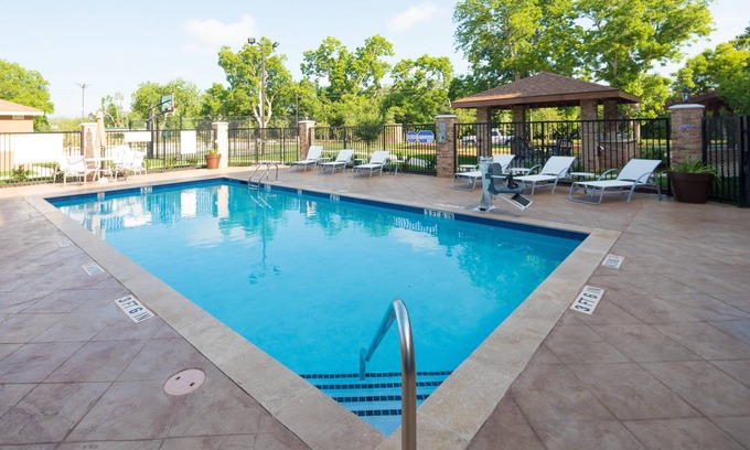 Lake Jackson Apartment | King Studio. Free Breakfast Buffet. Outdoor Pool.