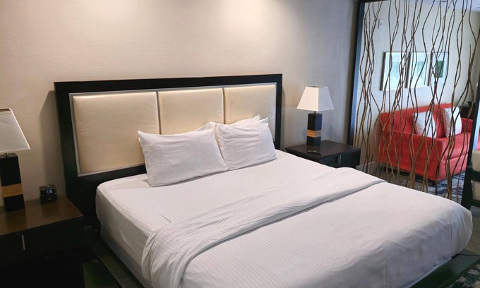 Doral Condo | King Studio, Kitchen, Lanai - Near Kaseya Center