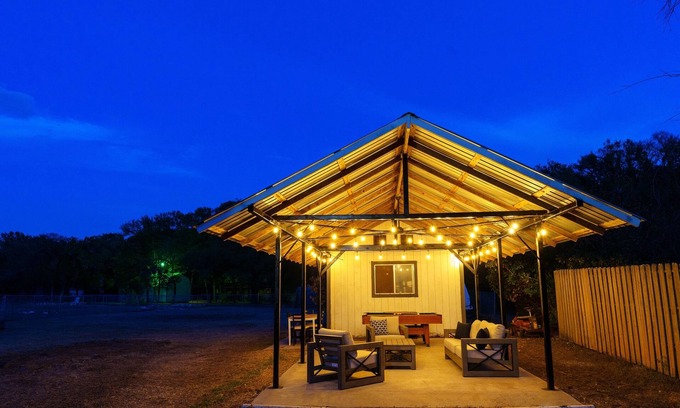 East Oak Hill House | King Suite, Family Friendly & Outdoor Pool Table