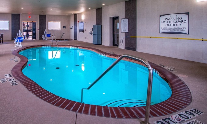 Longview Condo | King Suite. Free Breakfast. Indoor Pool & Hot Tub. 15 Min to Maude Cobb Convention Center.