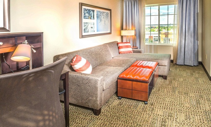 Northfield Apartment | King Suite | Free Breakfast Buffet Included. Gym & Pool Access.