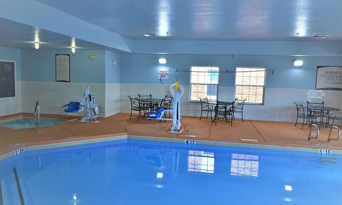 Northeast Heights Condo | King Suite | Free Daily Breakfast, Pool + Hot Tub Access