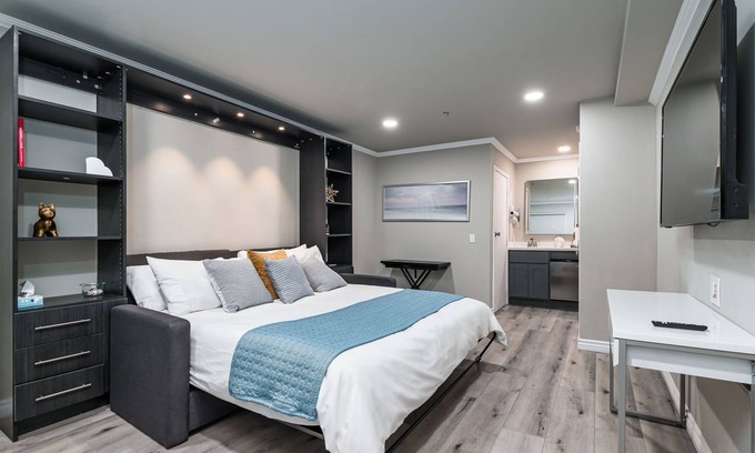 Alhambra House | King Suite | Omeo Suites-NS #209