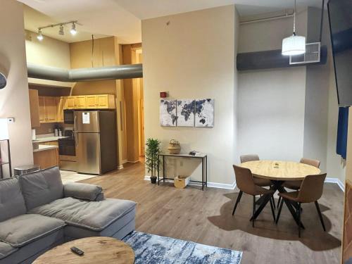 Downtown Cleveland Apartment | King Suite Playhouse SQ DT, RockHall, CSU, Clinic