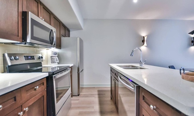 Oro-Medonte Condo | King Suite – Sauna, Kitchen & heated Pool