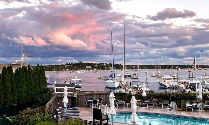 Edgartown Resort | King suite, Top floor with Large private balcony beautiful views of harbor