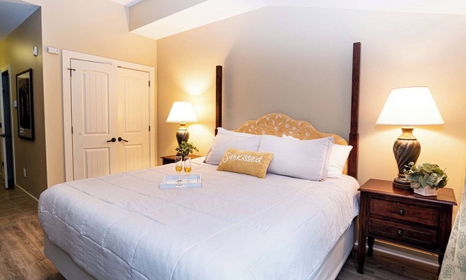 St. Augustine Condo | King Suite w/full size refrigerator -community pool & hot tub -near beaches