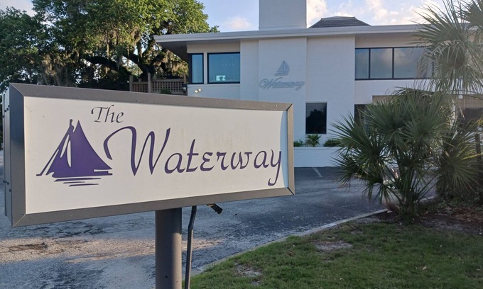 Wilmington Condo | King Suite w/Water Views and Pool! Minnow Suite