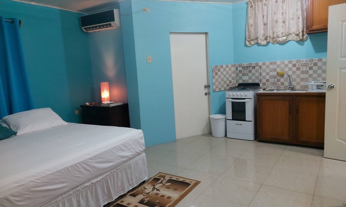 Carnbee Hotel | King Suite with Kitchenette at Bellissimo