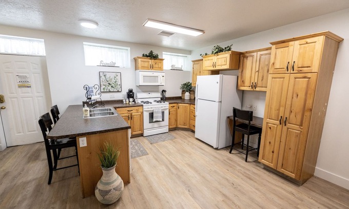Mount Pleasant Apartment | 🤩king w/kitchen+washer/dryer+queen sleeper 🥾(15 mi.) maple canyon250mbps wi-fi