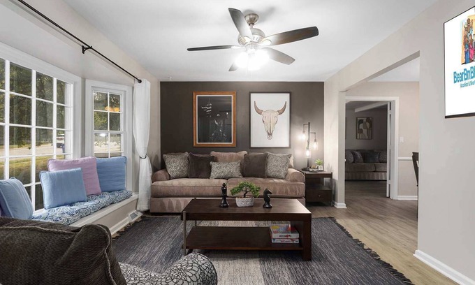 Overland Park House | KingBeds|WiFi|Great for Families|Sleeps 10