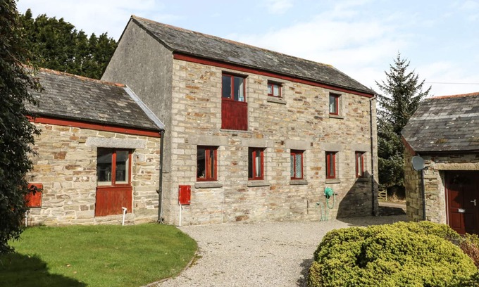 Lower Trengale Cottage | KINGFISHER BARN, pet friendly, with open fire in East Taphouse