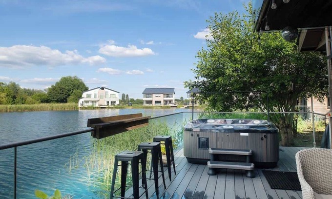 Ampney Crucis House | Kingfisher | Cotswold Lakehouse | Hot Tub & Kayak