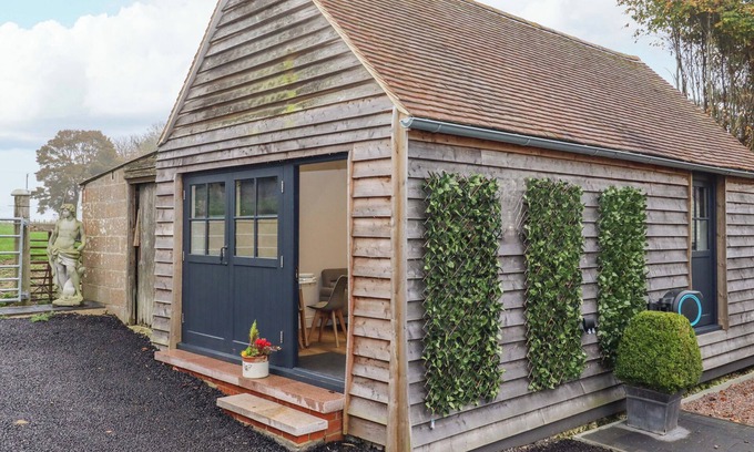 Etchinghill Cottage | KINGFISHER COTTAGE, pet friendly, with a garden in Lyminge