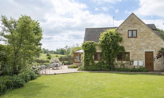 Winchcombe Cottage | Kingfisher Cottage - sleeps 10 guests in 5 bedrooms