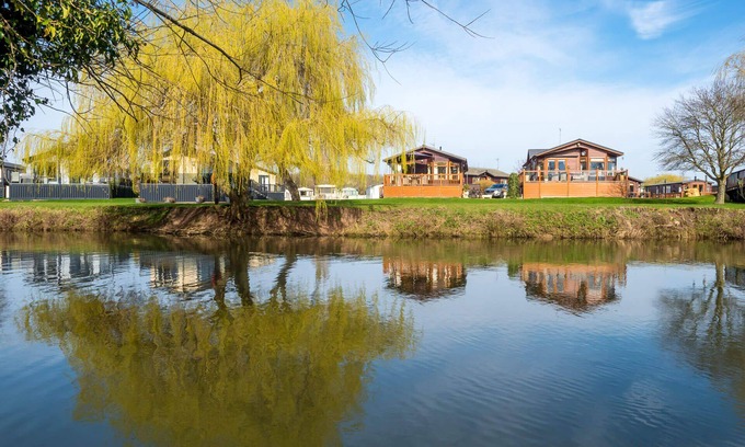 Tiddington Cabin | Kingfisher lodge with wonderful river views just 1 mile from Stratford upon Avon
