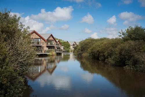Winnard's Perch House | KingFisher Hot Tub & log Burner house on Premium lakeside with Resort Facilities