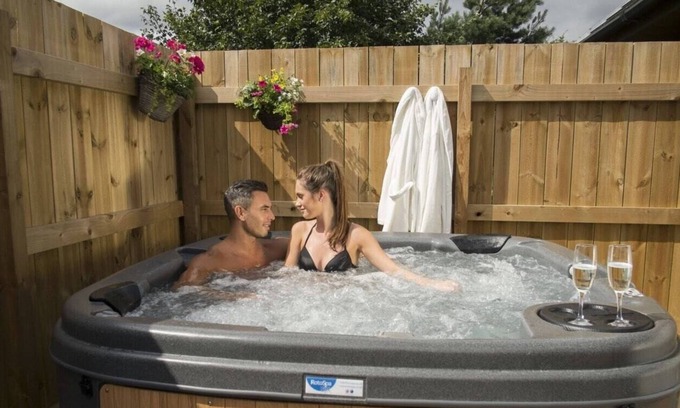 Warminster Ski Chalet | Kingfisher Hot Tub Lodge-HuntersMoon -Warminster-Longleat-Bath