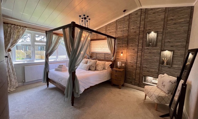 Ryther Apartment | Kingfisher Lodge - Luxury Lodge with Hot Tub