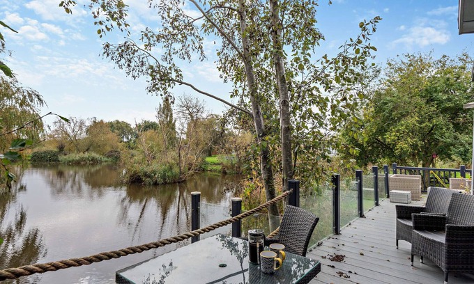Welney House | Kingfisher Lodge - Three Bedroom House, Sleeps 4