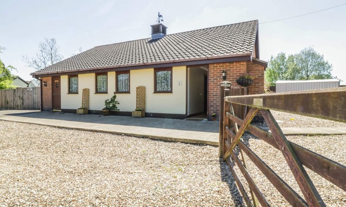 Wattisfield Cottage | KINGFISHER, pet friendly, with a garden in Rickinghall