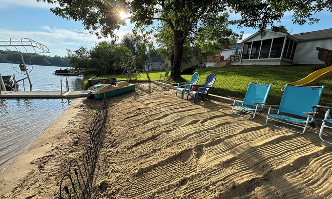 Barnstead Cottage | King’s Luxury Lakefront Retreat