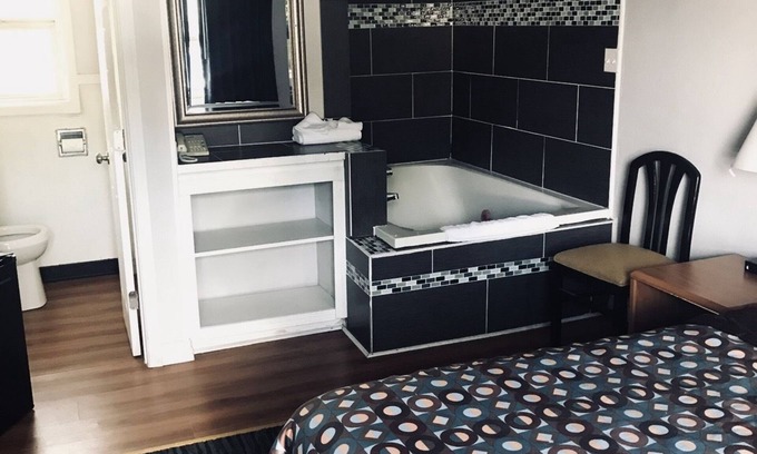 Milwaukie Hotel | Kings Row Inn