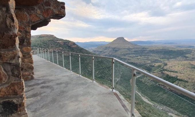 Maletswai Villa | Kings View Cave