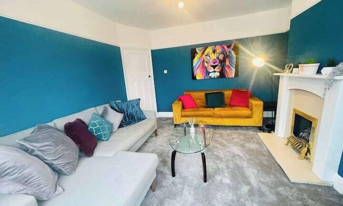 Dunstable House | Kingsbury 3 Bedroom Contractor House Short Lets Free Parking