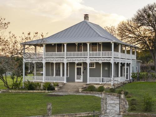 Boerne House | Kingsby Farmhouse - 1BR with 2 Queens & Mountain Views