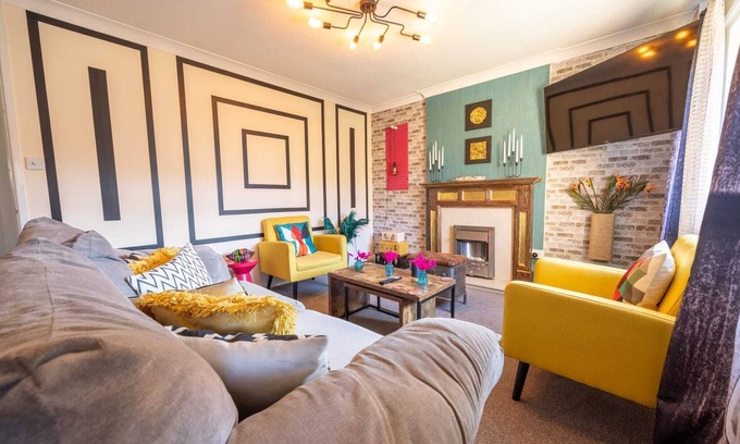 Gloucester House | Kingsholm Sunny Vibes: 2 Bedrooms, Stadium, Free Parking, Garden