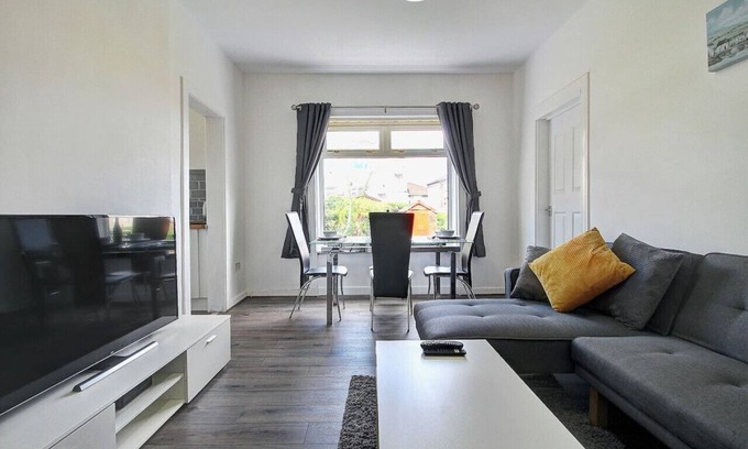 Glasgow Apartment | Kingspark Apartment - Modern three bedroom apartment
