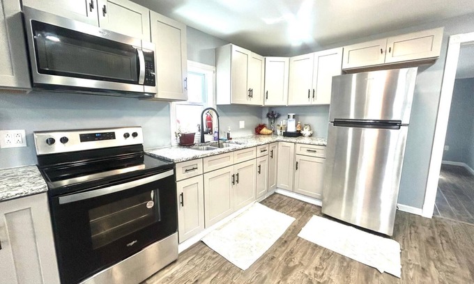 Kingston Apartment | Kingston Downtown I Firepit 4 TVs & ADA 1st floor w Shower, Laundry, & FirePlace
