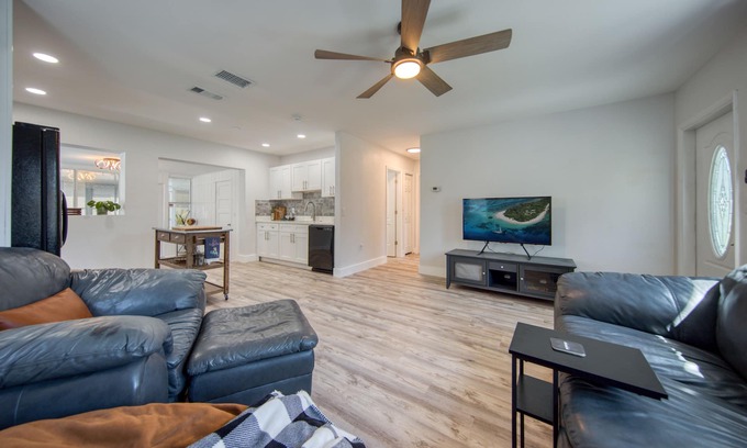 Disston Heights House | Kingston - House in St. Petersburg. Close to downtown & the beach! Dog friendly