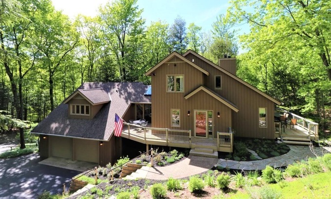 Birchwood Farms House | Kingswood Hillside Home: Upscale and private home in Birchwood Farms Golf & Country Club