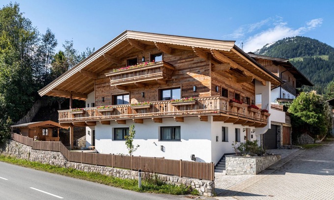Kitzbuehel Ski Chalet | Kinkara Lodge - 3 Bedroom House in the heart of Kirchberg
