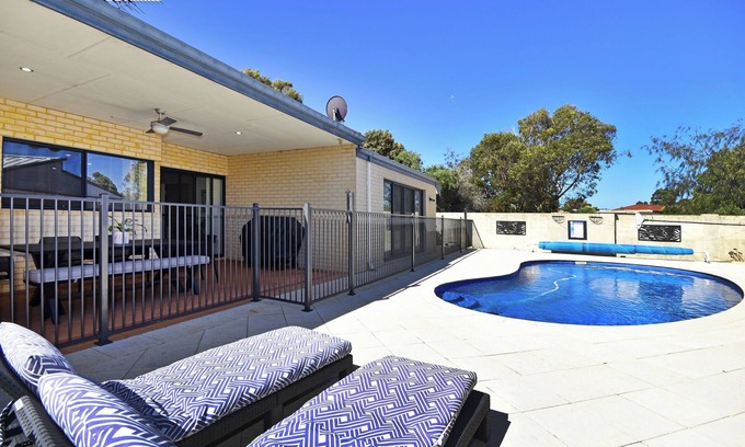 Kinross House | Kinross Heaven 4-bedroom 2-bathroom home with sparkling pool + pool table