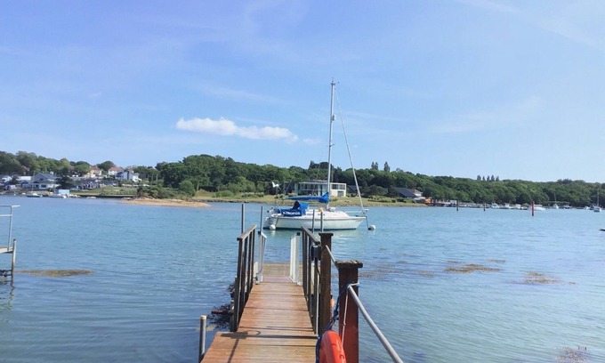 Ryde Cottage | Kipper Cottage - a bungalow that sleeps 4 guests in 2 bedrooms